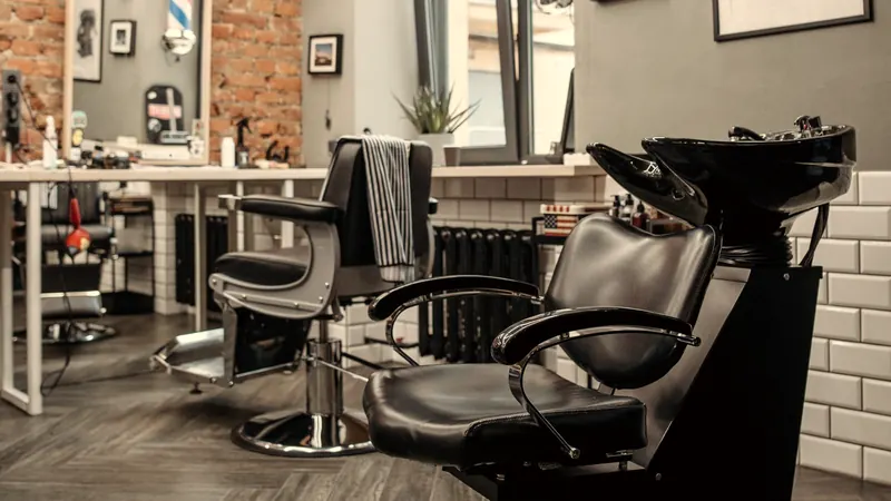 Barbearia com cadeiras de couro e lavatório